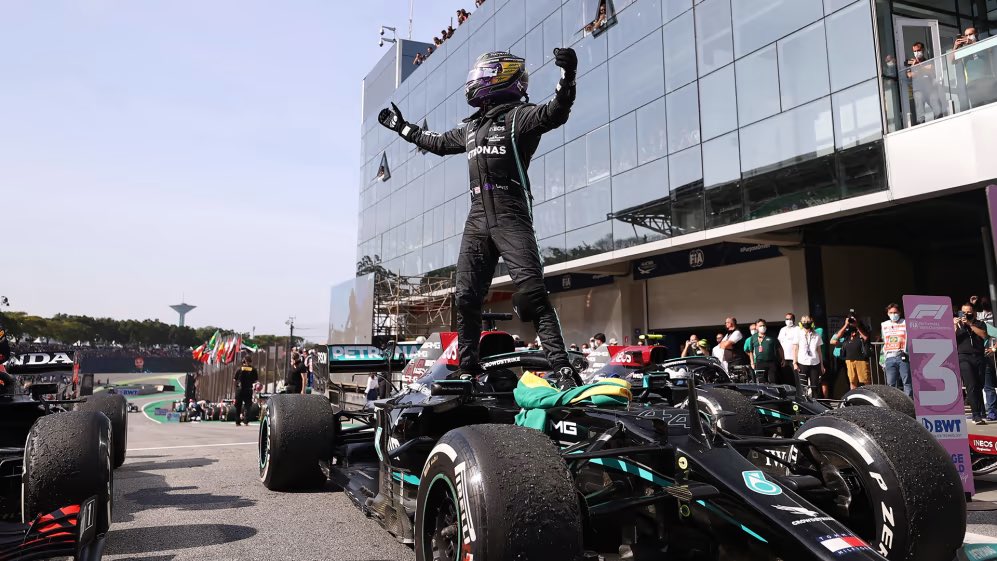 RandomGPF1's tweet image. Today’s Random #GrandPrix of the Day is the 2021 Sao Paulo GP!

🗓️ 14th November 2021

🥇 Lewis Hamilton (101st Win) - Mercedes (122nd Win)
🥈 Max Verstappen - Red Bull Honda
🥉 Valtteri Bottas - Mercedes

#F1