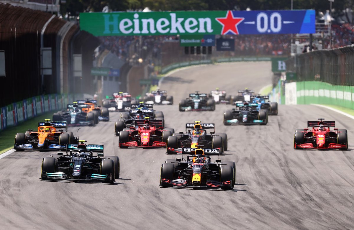 RandomGPF1's tweet image. Today’s Random #GrandPrix of the Day is the 2021 Sao Paulo GP!

🗓️ 14th November 2021

🥇 Lewis Hamilton (101st Win) - Mercedes (122nd Win)
🥈 Max Verstappen - Red Bull Honda
🥉 Valtteri Bottas - Mercedes

#F1