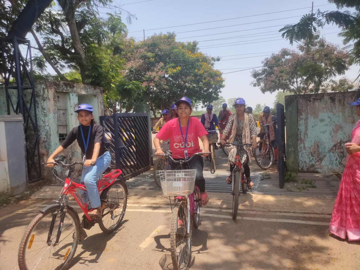 NSSUGGPJCG's tweet photo. Sanstha ke NSS ekai ki chhatrao dwara Vishv cycle divas pr  cycle rally nikalkr logo ko swasthya k prati jagruk hone k Diya sandesha.... https://t.co/xCufAFRNPa