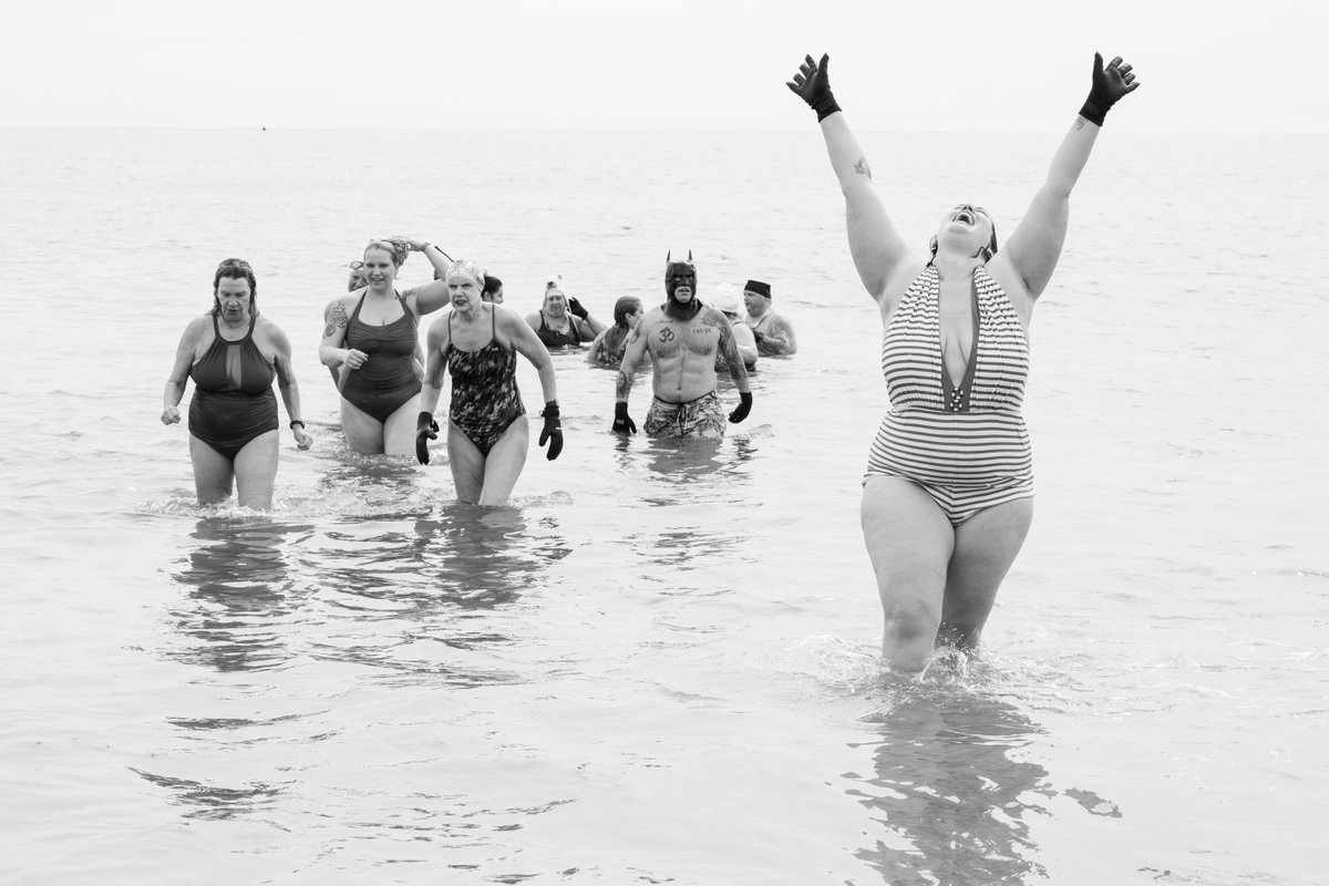 Take the plunge with Carol Dronsfield as she captures the spirit of the dedicated #ConeyIslandPolarBears, a unique community of brave individuals who brave the chilly waters to bring us inspiration year-round!
thepictorial-list.com/pictorial-stor…