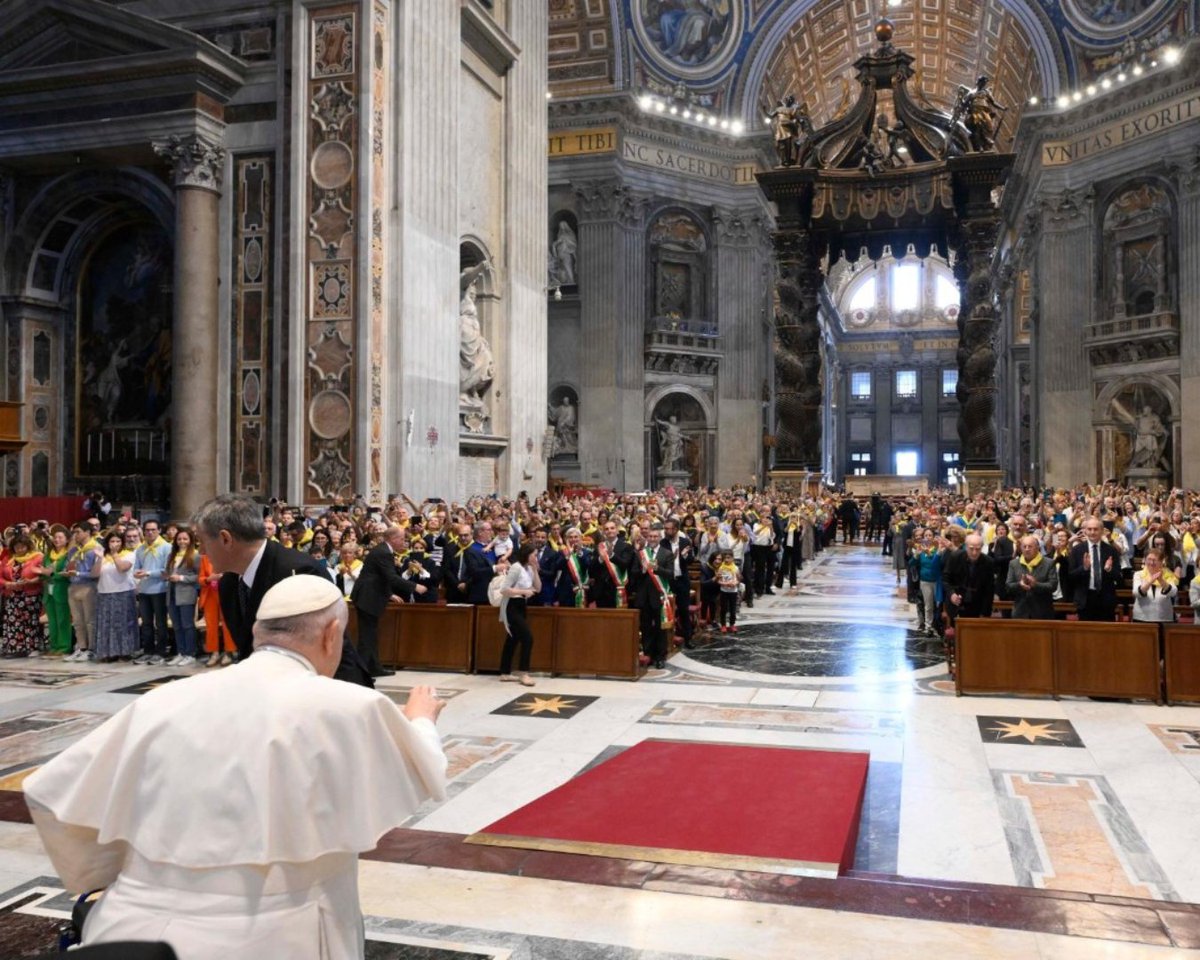 Pope Francis thanks God for the Christian witness of Sts. John XXIII and Paul VI, as he meets with pilgrims from their birthplaces in northern Italy.

vaticannews.va/en/pope/news/2…