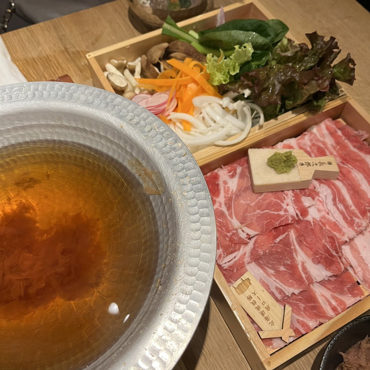 ichinatural1's tweet photo. 濃厚なかつお節のお出汁で北海道放牧豚のしゃぶしゃぶ
これ以上ない贅沢です✨✨
お出汁ぜんぶ飲み干してしまった🤗

ポン酢も要りませーん
お出汁だけで美味いの💕

https://t.co/KD0d0eYaUe https://t.co/IYh5rfeDgM