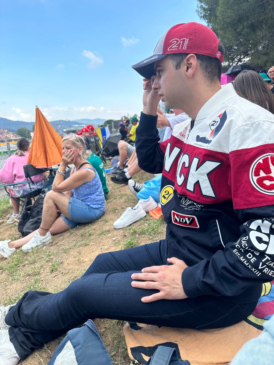 crz1995's tweet photo. @nyckdevries #teamdevries @AlphaTauriF1 @Circuitcat_es #SpanishGP https://t.co/Bw3p6n13fP
