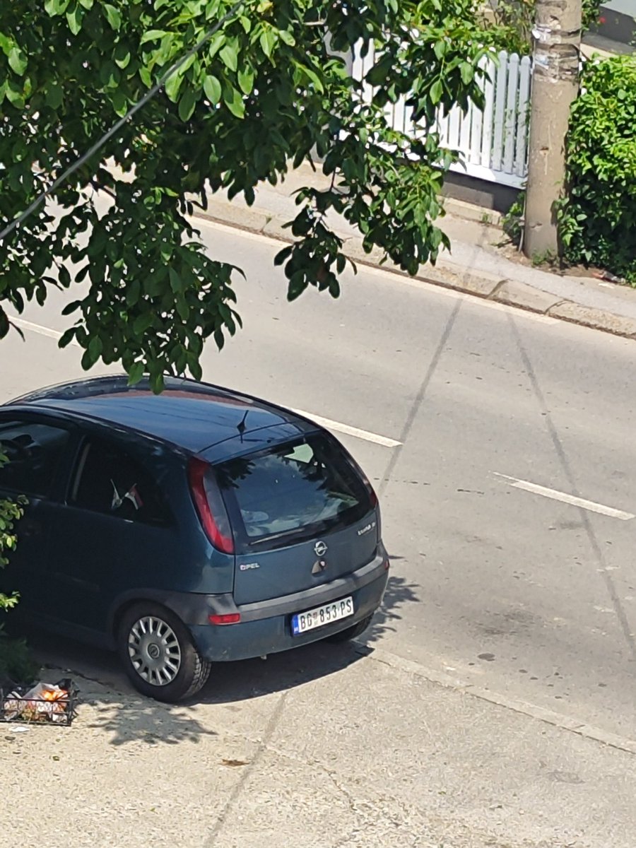 zelenipersil's tweet photo. Blokiran je prilaz kontejneru, parking i trotoar. 
Cvetanova ćuprija 32E 
@prijavi_problem https://t.co/ouiIeyGKwr
