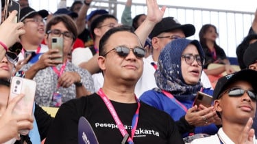 Viral!, Nonton Formula E Bayar Tiket Sendiri, Anies Terlihat Mirip Tom Hanks. Lambe Waras: Kirain Artis Hollywood.