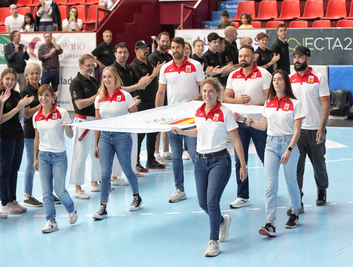 👏 ¡Un gran aplauso! 

🏟️ Todo el pabellón ovacionó a nuestros deportistas <a href="/sandrasankarate/">Sandra Sánchez</a>, <a href="/ele_lopez4/">Elena López Benaches</a>, <a href="/Operales23/">Óscar Perales</a>, David Alarza, <a href="/Reginoherma/">Regino Hernandez</a>, <a href="/aguilarsandra4/">Sandra Aguilar</a> y <a href="/LauraLV_12/">Laura López</a> durante el desfile.

🥹 ¡Qué emocionante!

#DíaOlímpico