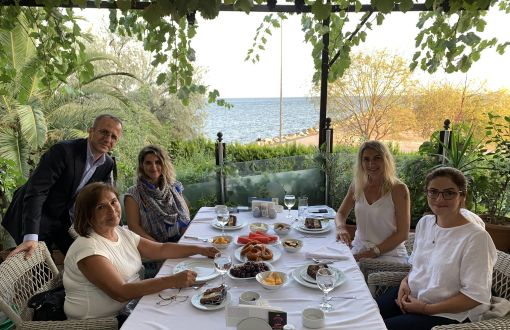 Ekrem İmamoğlu CHP'nin başına geçmek için uygun değildir. Erdoğan veya Bayraktar'ın karşısında uğrayacağı hezimet Kılıçdaroğlu'ndan küçük olmayacak çünkü Kılıçdaroğlu ne yapıyorsa aynısını yapacak ve İmamoğlu'nun ağır bir yenilgiye uğratılması için anti-terörizm lafları yetecek.