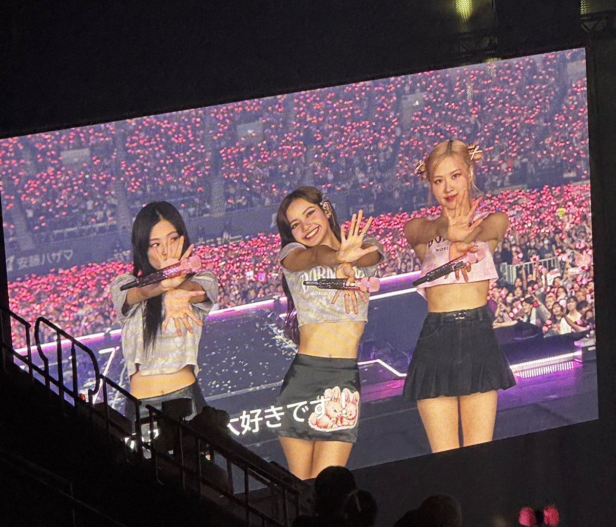 honorslisa's tweet photo. FLOWER POSE FOR JISOO DURING PHOTO TIME 😭 https://t.co/Bwy32tfdd3