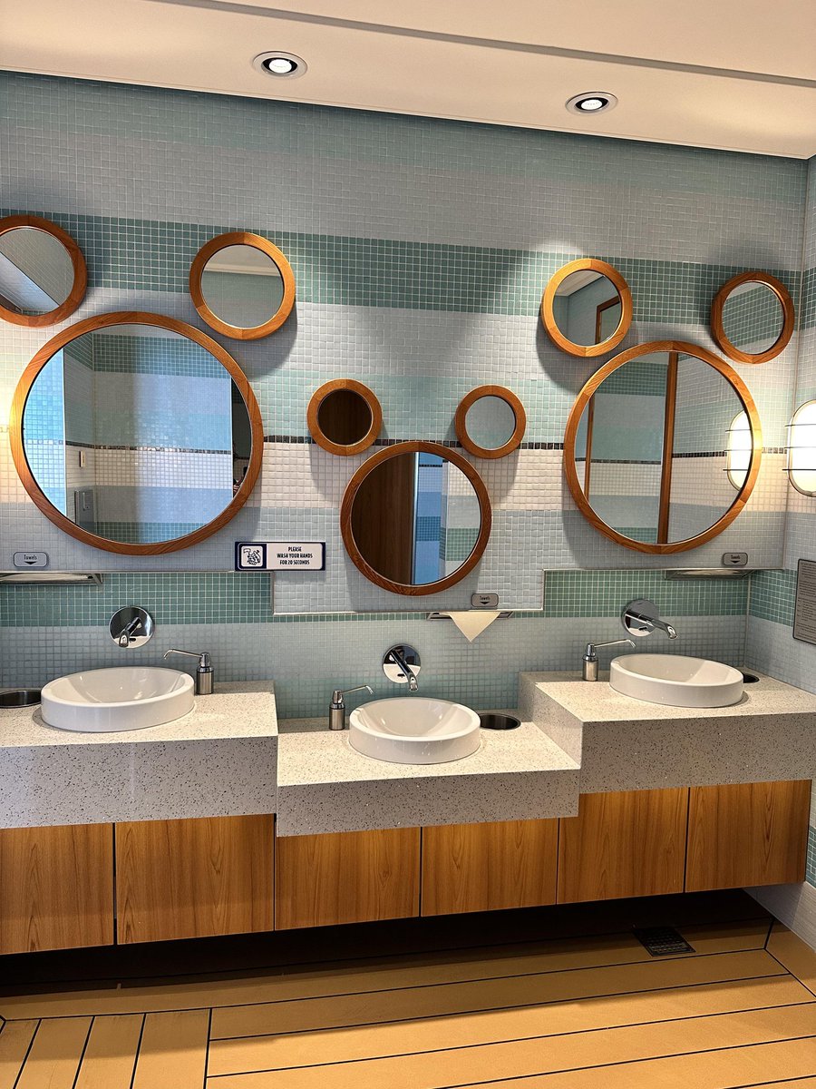 Les toilettes les plus classes au monde, les toilettes Mickey évidemment ! #DisneyDream