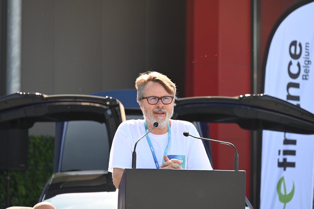 TeslaClubBE's tweet photo. Great turn out. Erik de Ridder opening eMobility Day with @LydiaPeeters taking stage for opening foreword. Join us ! More information https://t.co/PgaWMdHWEW - Looking forward to share experiences &amp; more with you. #TeslaClubBE #eMobilityDay #eMD #Flanders https://t.co/OWam4YHXlX