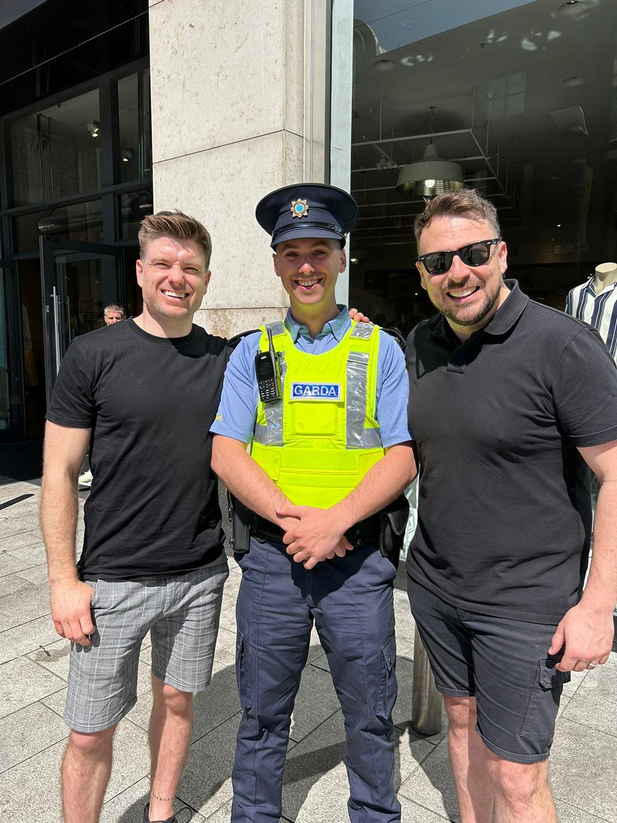 Garda Lorcan Cowen from Store Street was on Operation Citizen patrol this morning on Henry Street #KeepingPeopleSafe

Thankfully he was on hand to help these two tourists who were lost in the big smoke.

#HeretoHelp