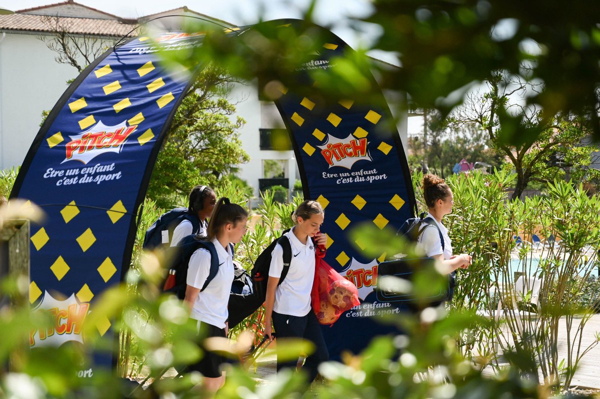 FFF's tweet photo. Le Festival Foot U13 PITCH bat son plein ce samedi et dimanche. Hier, les 32 délégations de toute la France posaient leurs valises en terres landaises. Plaisir et sourire étaient au rendez-vous ! ☀️ https://t.co/veFxHtIjHk