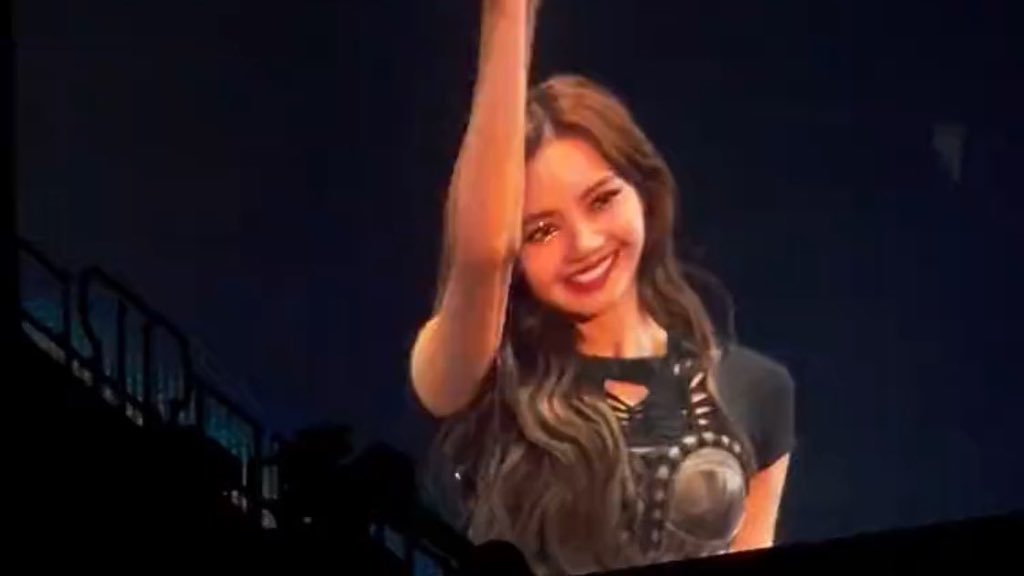 sourcelalis's tweet image. SHE LOOKS SO GOOD !!!!