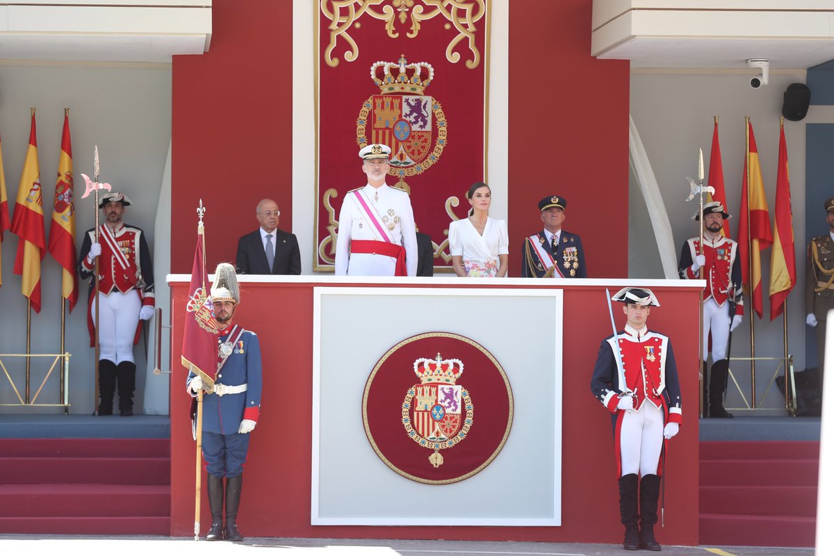 Los Reyes, en Granada, para presidir el acto central conmemorativo del Día de las #FuerzasArmadas.

➡️casareal.es/ES/Actividades… #DIFAS23