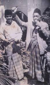 “Umpama tidak kaya, tidak ngajar, tidak punya santri. Jangan tergesa-gesa menganggap ilmu mu tidak manfaat!
Kamu ditempatkan Allah menjalankan dawuh; bisa taat itu sudah dianggap ilmu mu bermanfaat.”

~ KH. Marzuqi Dahlan

Foto: KH. Marzuqi bersama putranya yakni, KH. A. Idris