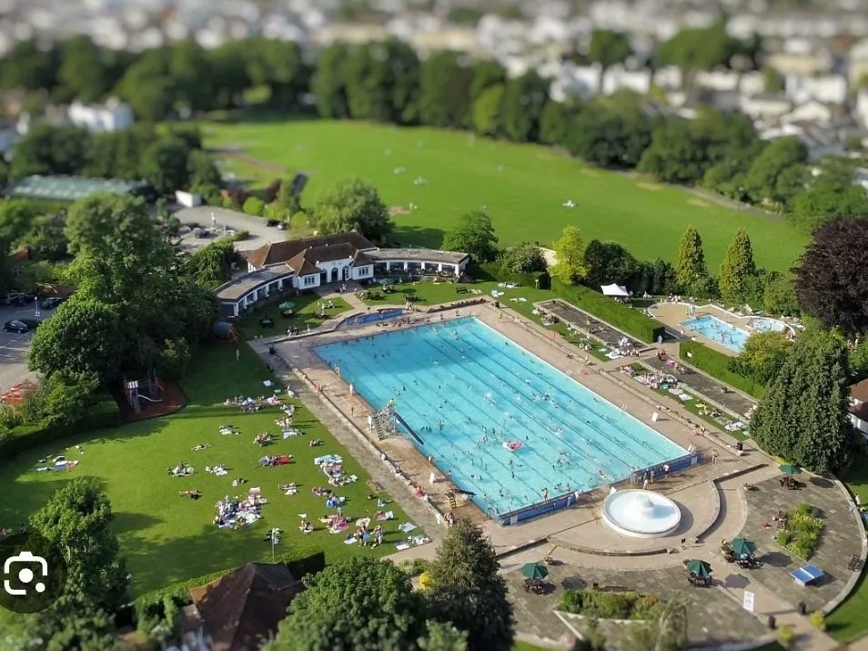 Today our 2009 team make the trip to @lidocheltenham for the annual @cs_wpc festival. The team in Grp A alongside teams from Sutton, @SolWaterPolo & Cheltenham A. Our 2011 team are also playing a Cheltenham 2011 team 3 times during the afternoon Good luck to everyone taking part