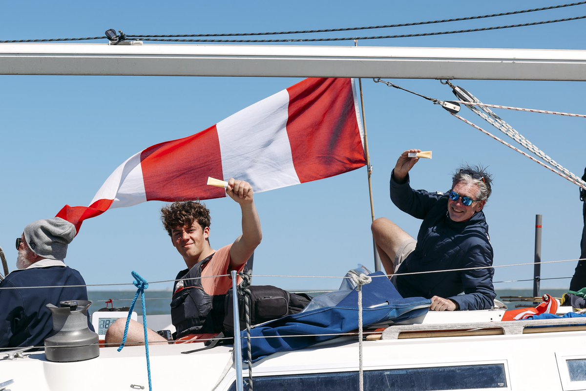 allianzregatta's tweet photo. 🌊 | Perfect weather conditions for water sports; wind and sun! ☀ This is where sun block is most important. Thanks to Naïf we can provide our crew and sailors with ocean-friendly sun protection. Don't worry, sun happy! https://t.co/Tz5I07IvLw
