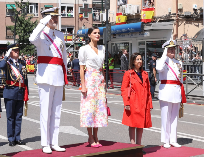 🚨 #EnDirecto La reina Letizia luce en el desfile una falda midi de flores del sevillano José Hidalgo y una camisa blanca de la marca gallega Boüret #DIFAS23 

Sigue la información al minuto en: ideal.es/granada/direct…