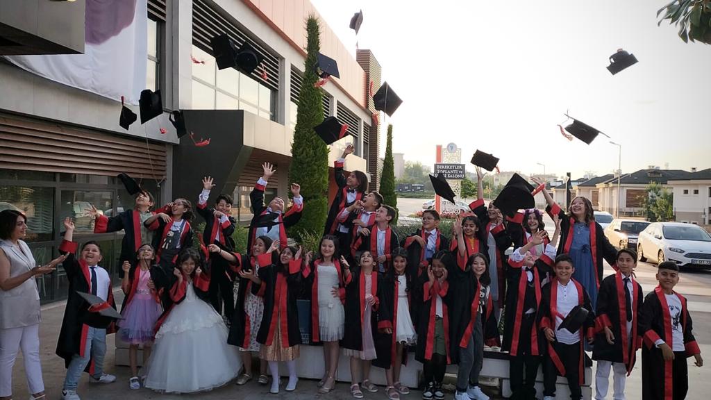 HacParal's tweet photo. Okulumuz 4-D Sınıfı öğrenci ve velileri mezuniyet töreninde bir araya geldiler. Öğrencileri ve velilerimizi tebrik ediyor; bundan sonraki yaşamlarında başarılar diliyoruz. 
Özverili çalışmalarından dolayı sınıf öğretmenimiz Elmas  DEMİR'e şükranlarımızı sunuyoruz. https://t.co/6ceDZZkqci