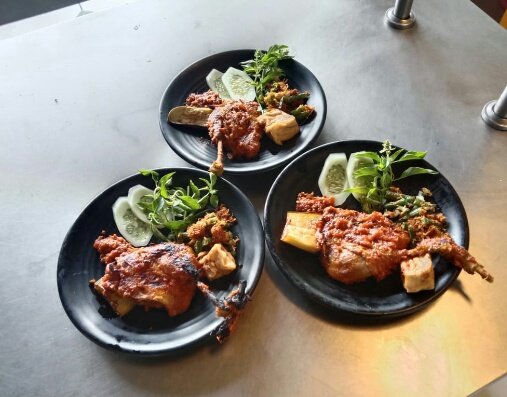JuAdi84673761's tweet image. Swerr gak mikir bulan. 

Mie goreng 2, endog ceplok 2, lombok 2, sawi, bebek goreng, sambel pencit, teh tawar panas, Caca Handika New Pallapa, rokok surya 16 .
#Indonesia
#Java #eastjava #koplo #arek #wani #bebek