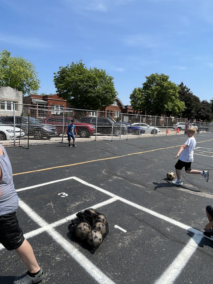 4SE had fun at FIELD DAY KomenskyLions <a href="/KomenskyPBIS/">Komensky PBIS</a> #OrgulloLeonesKomensky #d100inspires