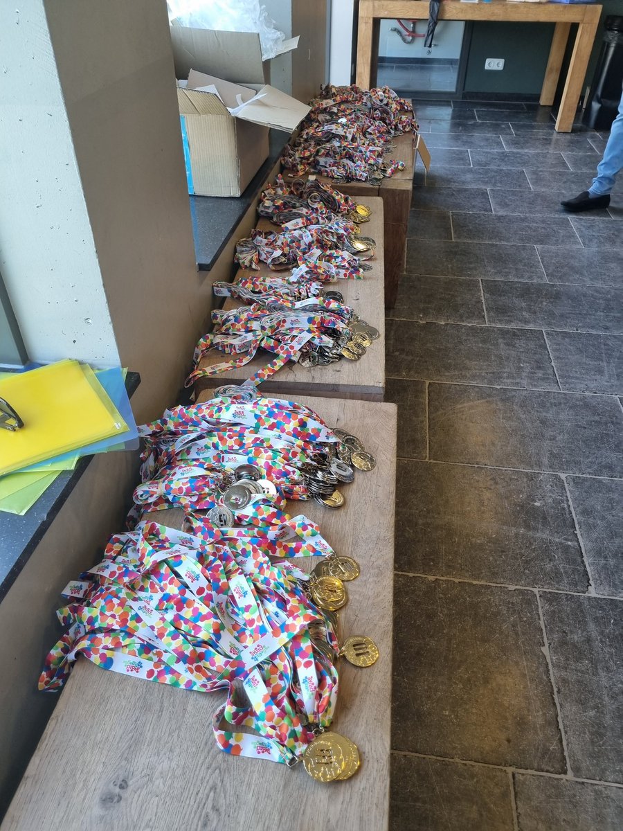 JCSalverda's tweet photo. En van het #Rotary schoolhockey gaan we in één moeite door naar de #Avond4daagse #IJmuiden. Vandaag alles klaar gemaakt met Rotaryclub IJmond bij #Strawberries. We starten maandagavond met lopen. https://t.co/OD1vBj8Jq5