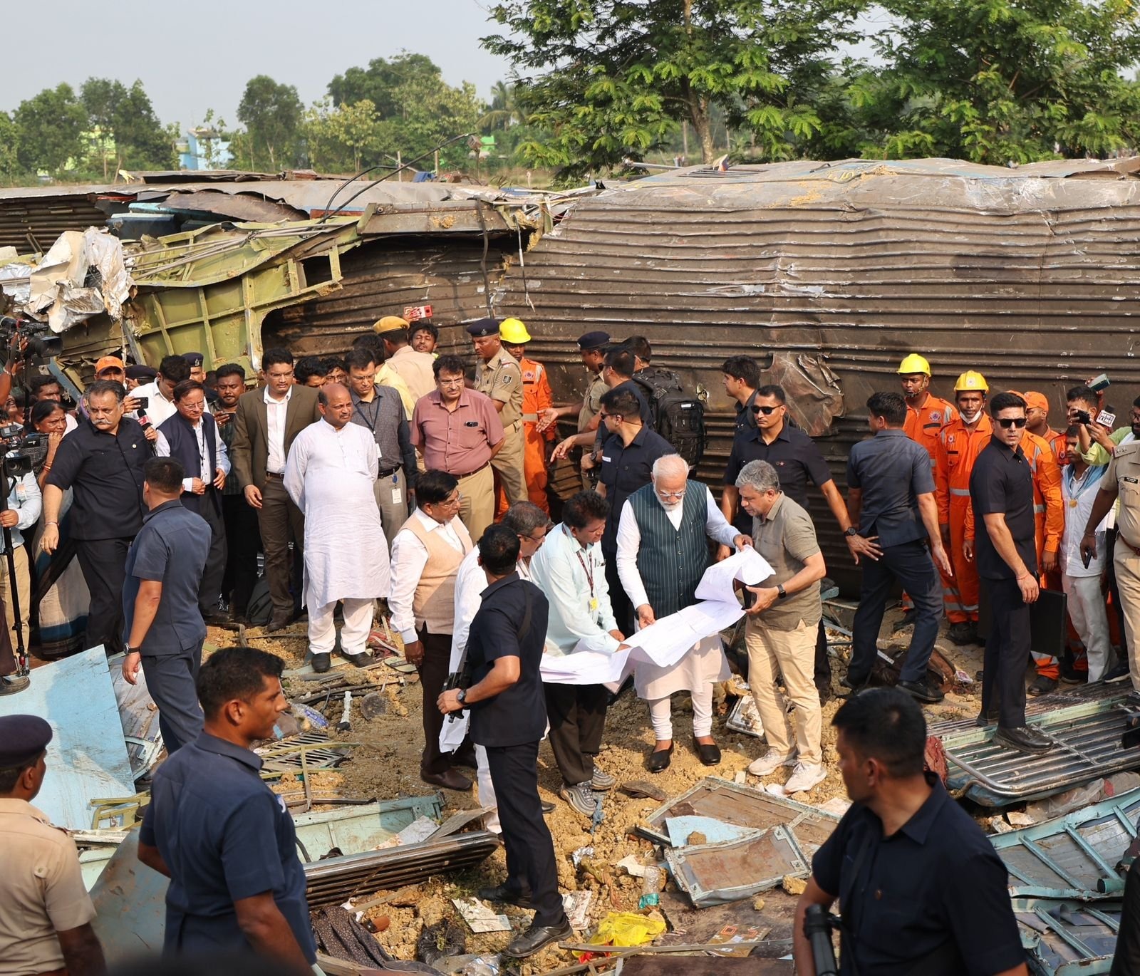 ओडिशा में ट्रेन हादसा स्थल पर पहुंचे PM मोदी, राहत और परिचालन बहाली… PM Modi reached the train accident site in Odisha, relief and operational restoration…