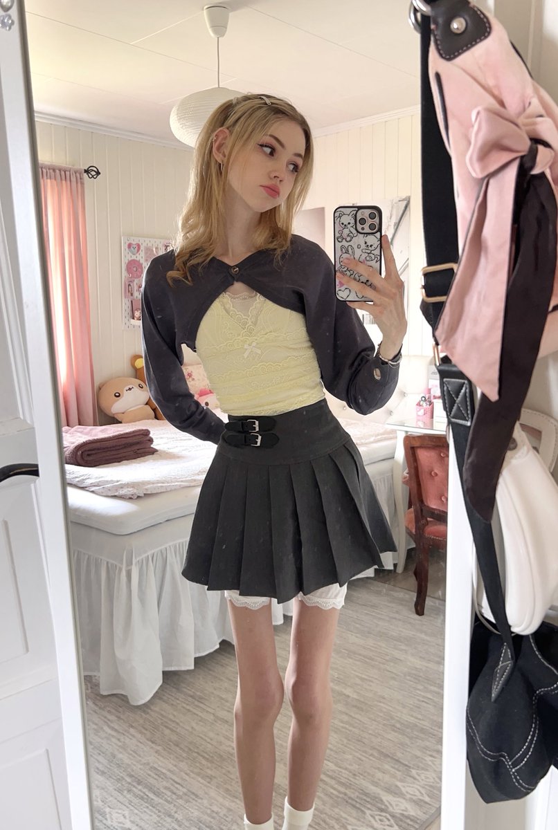elfbunnyz's tweet photo. me wearing yet another outfit that includes lace and ribbons https://t.co/IIrMmePOrQ