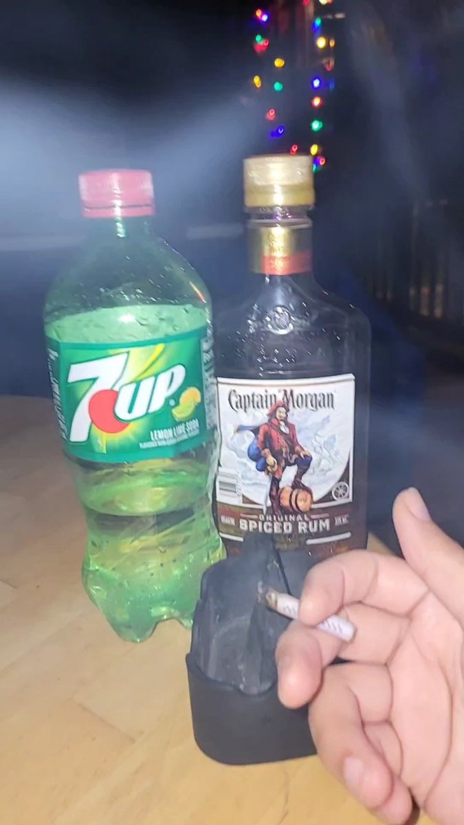 6am & still up. Weed & a bit of the Cap  😶‍🌫️🌿🫶🏻 Enjoy your weekend, my friends! 💚✌🏻 #weekendvibes #CaptainMorgan #Weedmob #Mmemberville #StonerFam