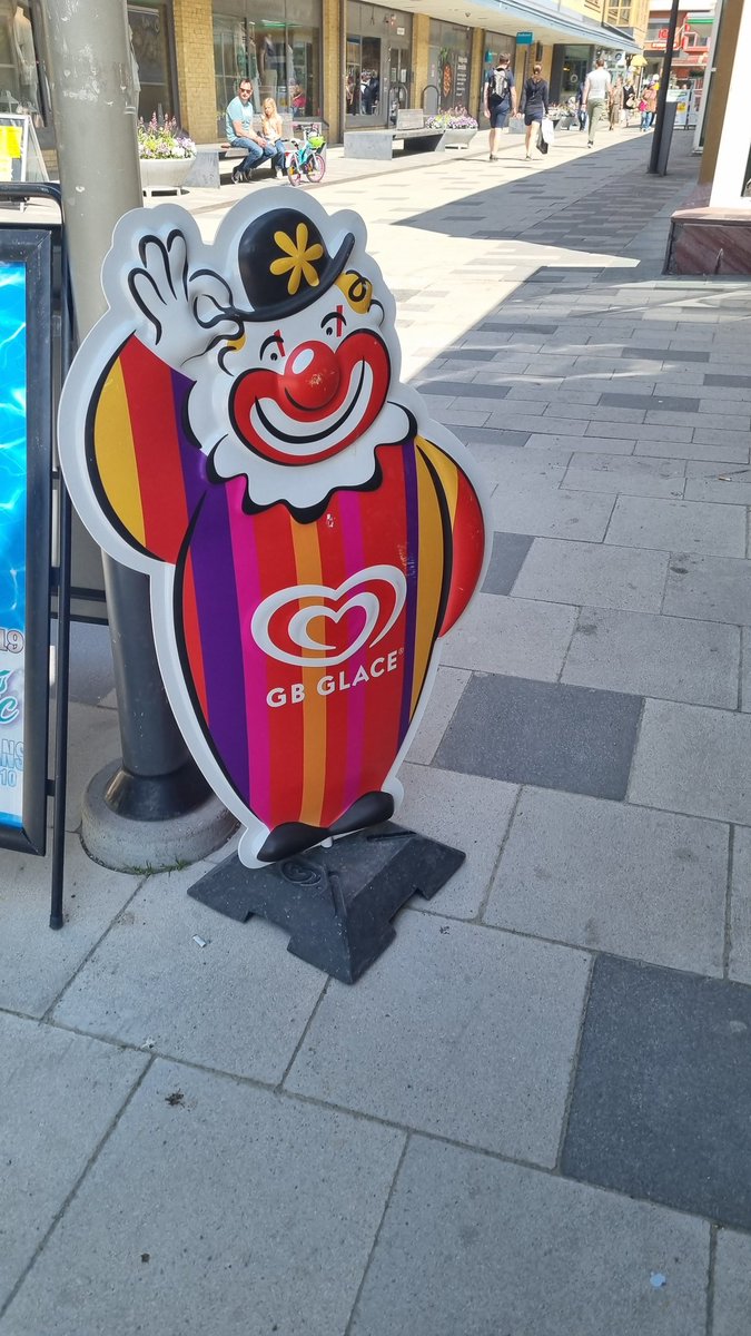 Fan Mange överallt nu, kul att se honom i Vallentuna Centrum tidigare 💛❤💙 #DIF