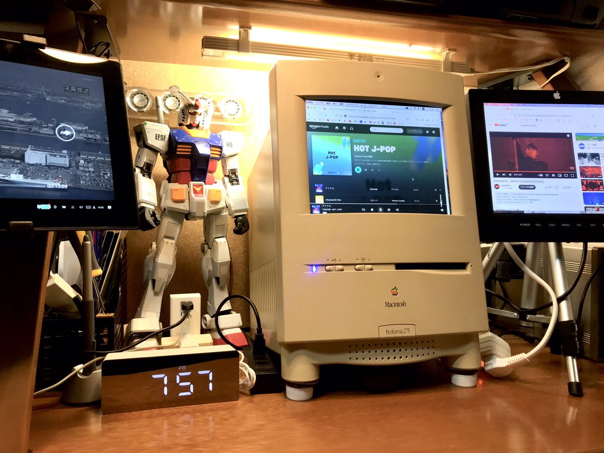 studio39s's tweet photo. 現在のコロナ隔離生活部屋のPC環境です。
画面が小さくて10inchデュアルモニタにしてます。Harman/Kardonを繋いでおりほぼ音楽専用です🎶今回のコロナで久しぶりに音楽以外でも役に立ちました。ちなみにMac起動中はガンダムの目がムダに光ります😍
#Macintosh #ColorClassic #OLDMac https://t.co/N4Xiqja3mr