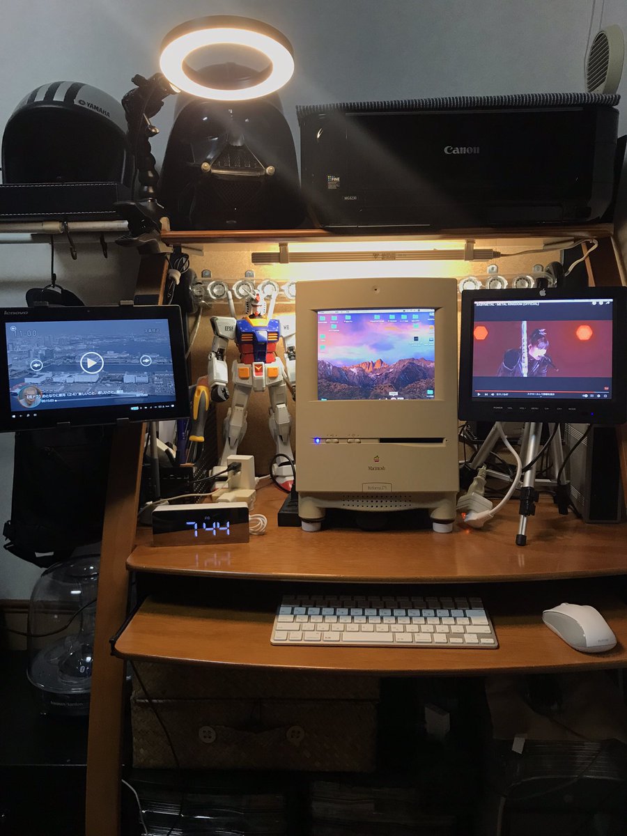 studio39s's tweet photo. 現在のコロナ隔離生活部屋のPC環境です。
画面が小さくて10inchデュアルモニタにしてます。Harman/Kardonを繋いでおりほぼ音楽専用です🎶今回のコロナで久しぶりに音楽以外でも役に立ちました。ちなみにMac起動中はガンダムの目がムダに光ります😍
#Macintosh #ColorClassic #OLDMac https://t.co/N4Xiqja3mr