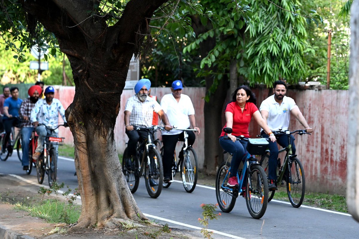 Sh. Anup Gupta, Mayor Chd, Ms. Anindita Mitra, Commissioner MCC cum CEO Smart City pedalled during the Cyclothon !!

#ChandigarhSmartCity #cyclinglife #cycling #SmartCityChandigarh #SmartCitiesMission #AKAM #AmritUtsav #SabkaBharatNikhartaBharat #WorldBicycleDay2023
