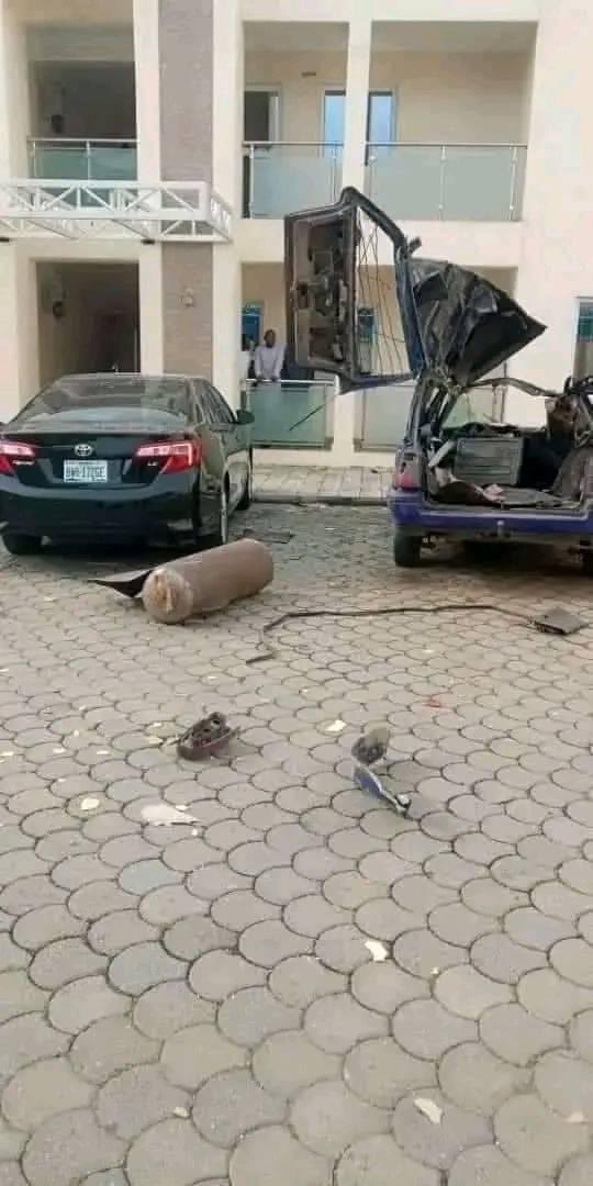 Zayyad_Yazeed's tweet photo. A gas cylinder kept inside a car 4 5hours exploded, Ensuring safety is everyone's responsibility. Keeping Gas cylinders inside d car 4h either be4 or after refilling d cylinder is risky. Be cautious nd kindly ensure dat safety tips or measures are not taken 4 granted! ⚠️🚫

Cc https://t.co/9nCCGxuomU