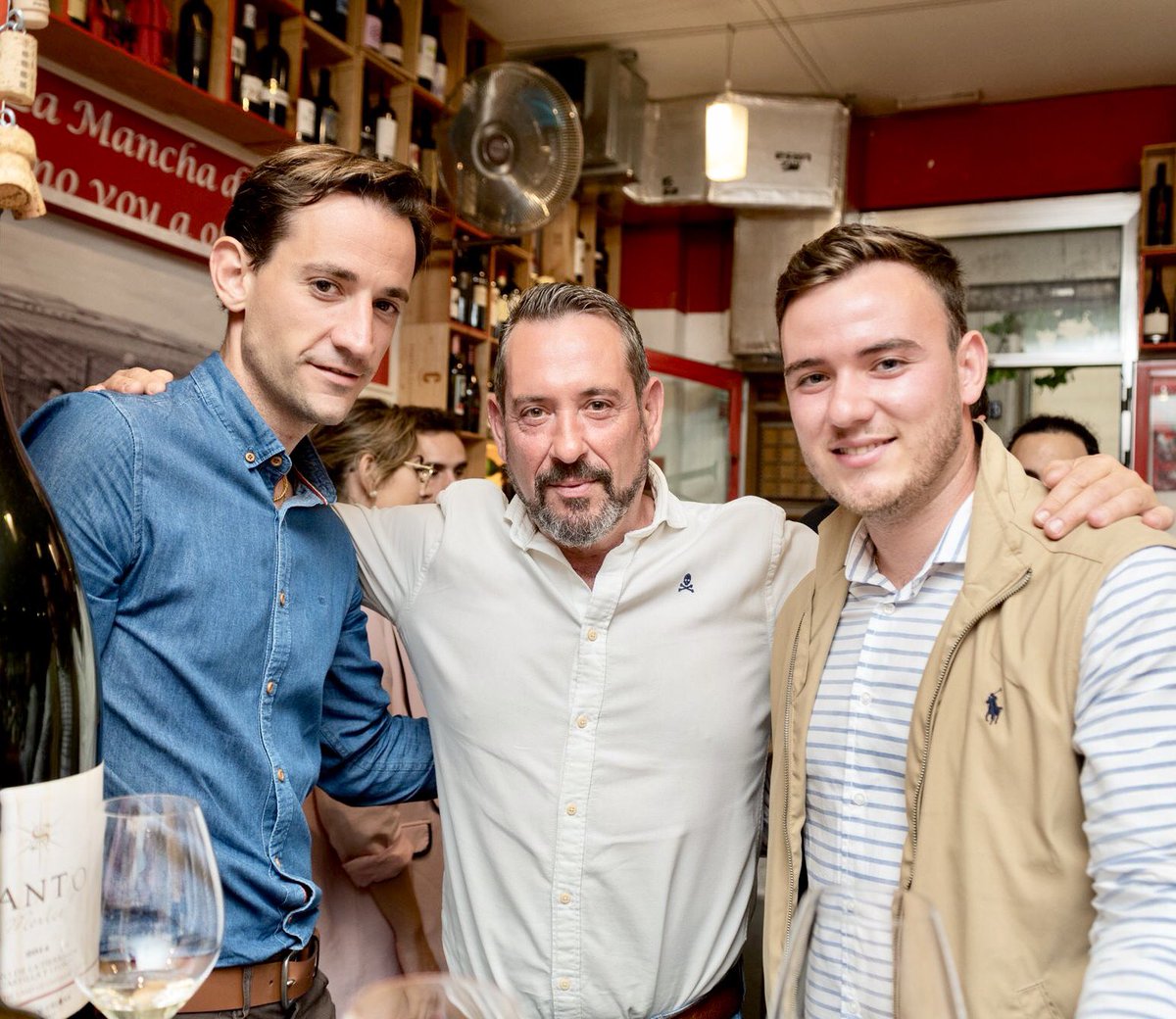 IcalaBodegas's tweet photo. Día de Padre y muy Señor mío para @vinotecavides y por supuesto, para @vicenteherrerod 
Un honor estar en la mejor vinoteca de Madrid para celebrar él X Aniversario!!
10 años cumplió, y más que va a cumplir!
Si vas a Madrid, pásate por allí. 
Mucho vino, y bueno!!🍷🍷🍷🍷 https://t.co/zxmsVmLXpr