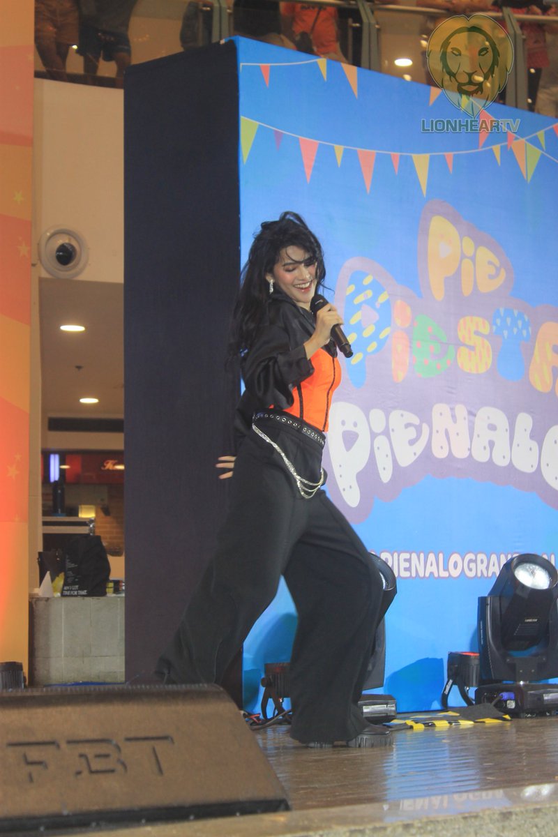LionhearTVNet's tweet photo. LOOK: Maxine Trinidad setting the stage ablaze here at Trinoma for the #pie https://t.co/TwVZ2ZmaNG