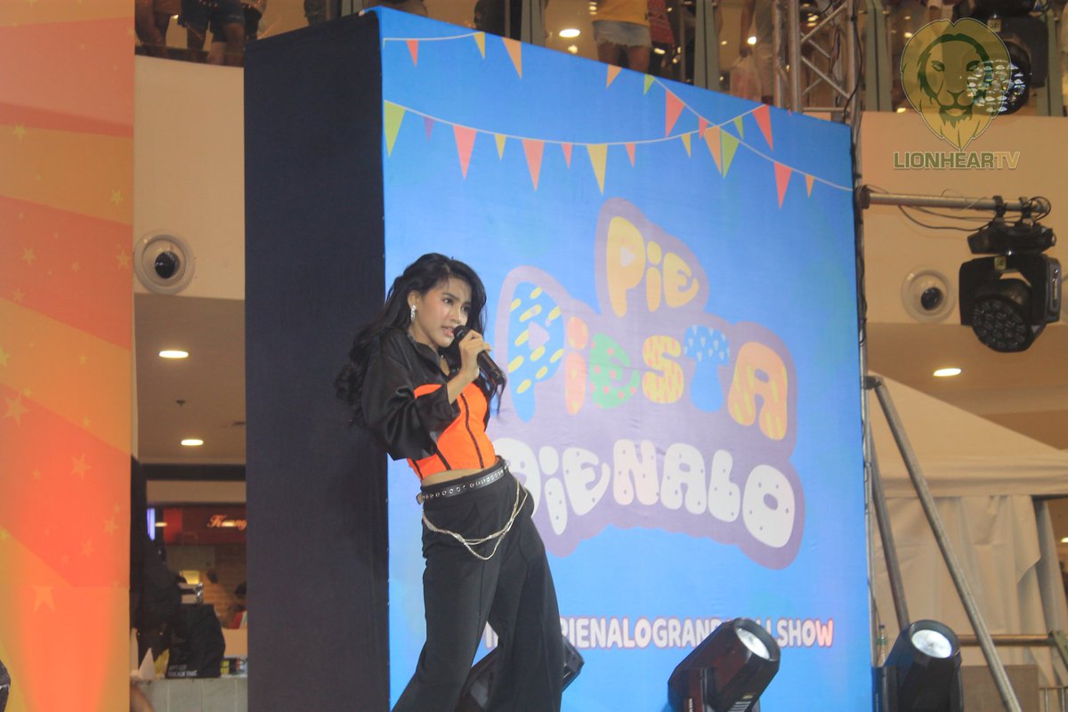 LionhearTVNet's tweet photo. LOOK: Maxine Trinidad setting the stage ablaze here at Trinoma for the #pie https://t.co/TwVZ2ZmaNG