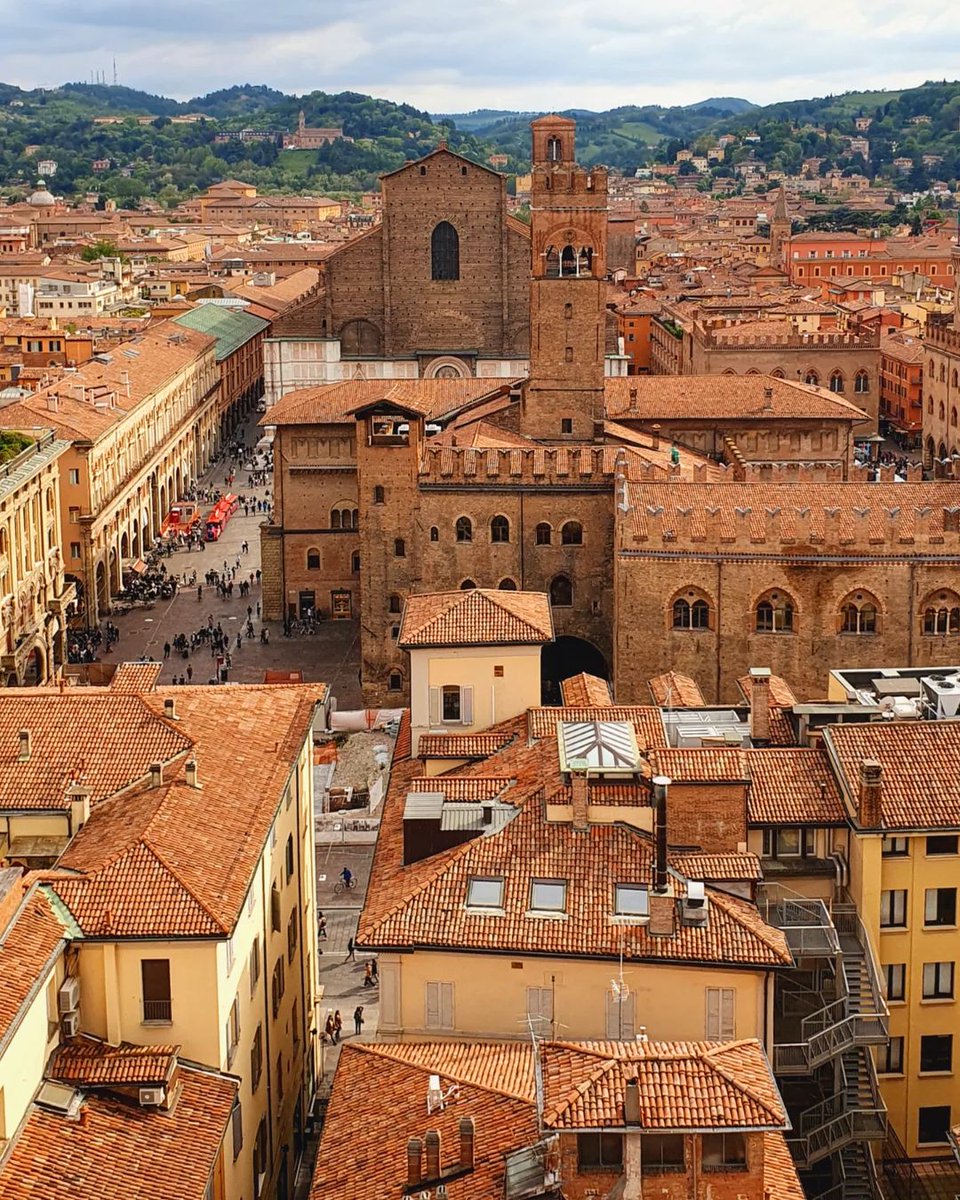 The irresistible charm of Bologna's historic center with its beautiful churches, palaces, monuments and galleries: bolognawelcome.com
 
#inEmiliaRomagna #ArtCities