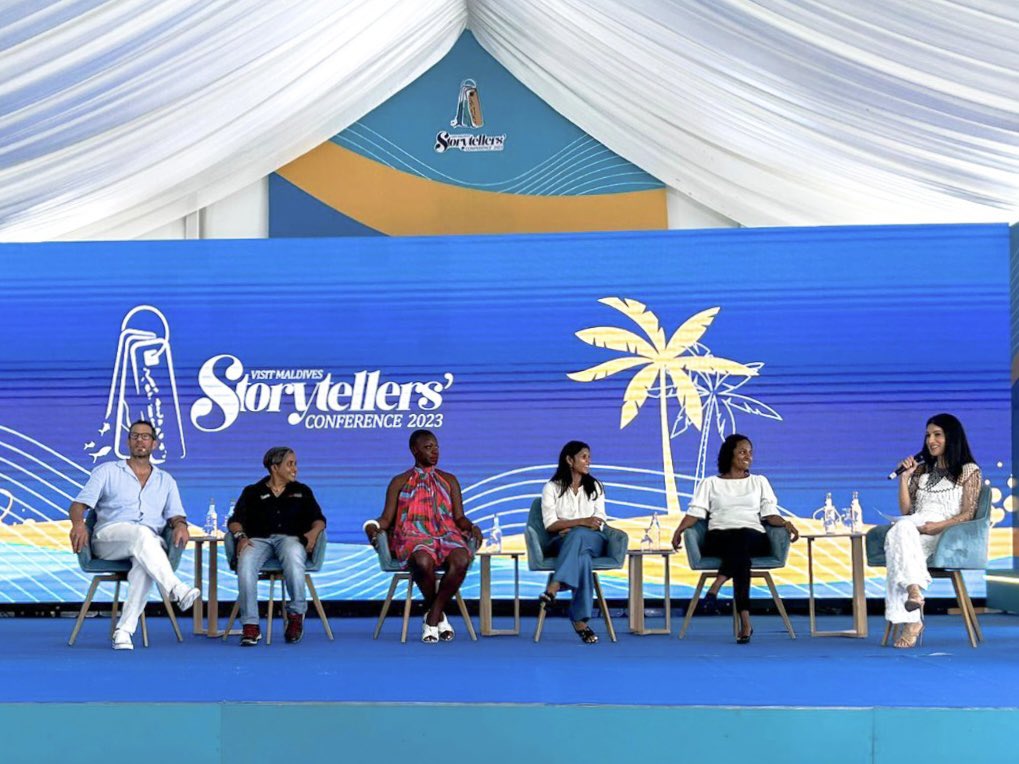 .@EleniGiokos moderated a panel discussion on sustainability featuring @anuahsa, @dlansky, @TheCMIYC, @SabraNoordeen and Dr. Sham’aa (Anna) at the @visitmaldives Storytellers’ Conference.

#VMSTC2023