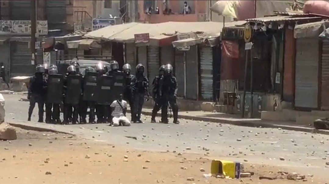 Dans tout ça il ne faut pas oublier que les FDO sénégalais ont utilisé des personnes dont au moins un enfant de 8 ans comme boucliers humains. C'est passible de la Cour Pénale Internationale. #FreeSenegal