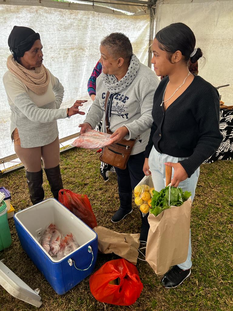 TCOE_Land4Food's tweet image. Women from the Blinkwaters Co-Operative in #buffeljagsbaai in the #overberg are at today's #mowbraymarket with fresh #silverfish, silverfish cakes, sour fig jam, myrtle honey, roll pops and apricot jam.