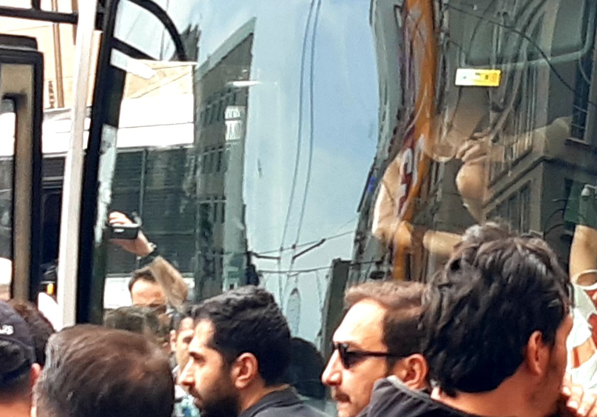 CmrtesiAnneleri's tweet photo. Kayıp yakınlarının avukatı, İHD Eş Genel Başkanı Eren Keskin'e #CumartesiAnneleri949Hafta'mızda kolu kırılırcasına bükülerek ters kelepçe takıldı. 
Ters kelepçe işkence yasağına aykırı bir uygulamadır. https://t.co/6viI4wGHiv