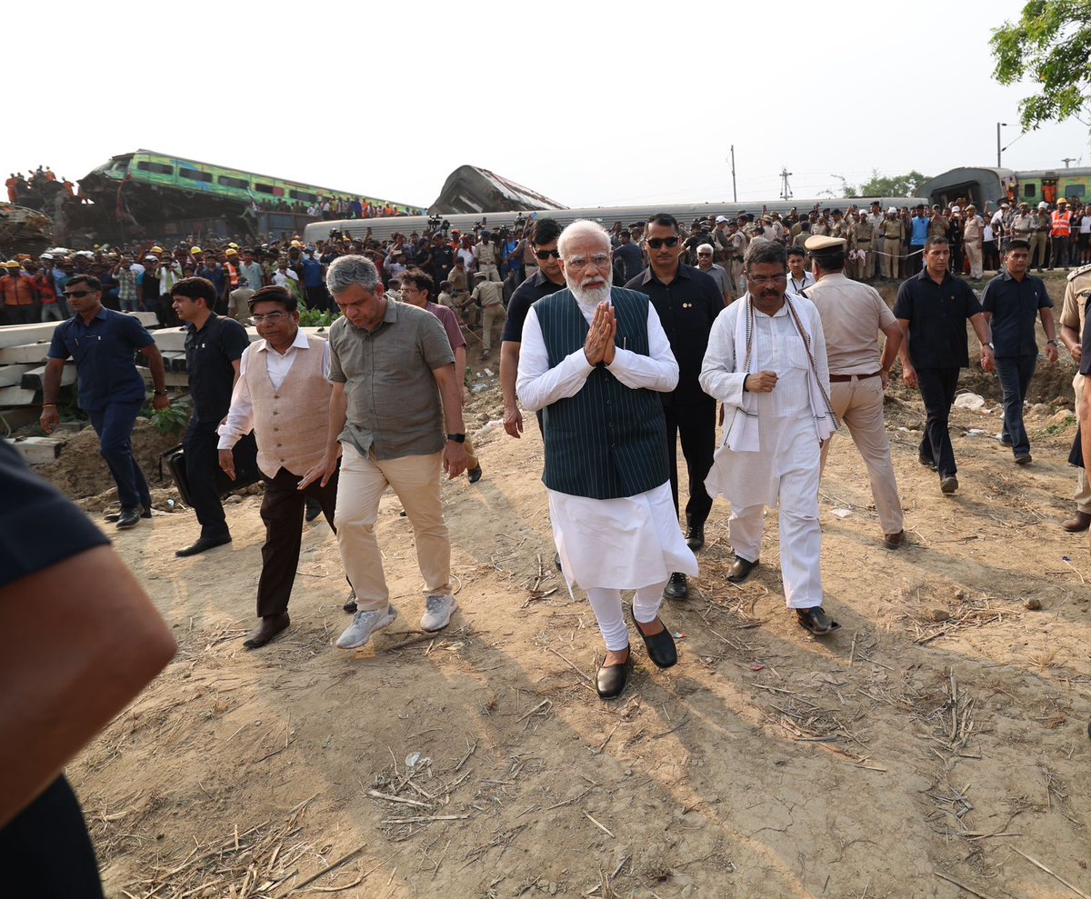com_newsy's tweet photo. ओडिशा ट्रेन हादसे वाली जगह पहुंचे प्रधानमंत्री नरेंद्र मोदी। घटनास्थल का लिया जायजा पीएम के साथ केंद्रीय मंत्री धर्मेंद्र प्रधान और अश्विनी वैष्णव भी मौजूद। #OdishaTrainCrash #OdishaTrainTragedy #OdishaTrain https://t.co/PC9xB5hDU8