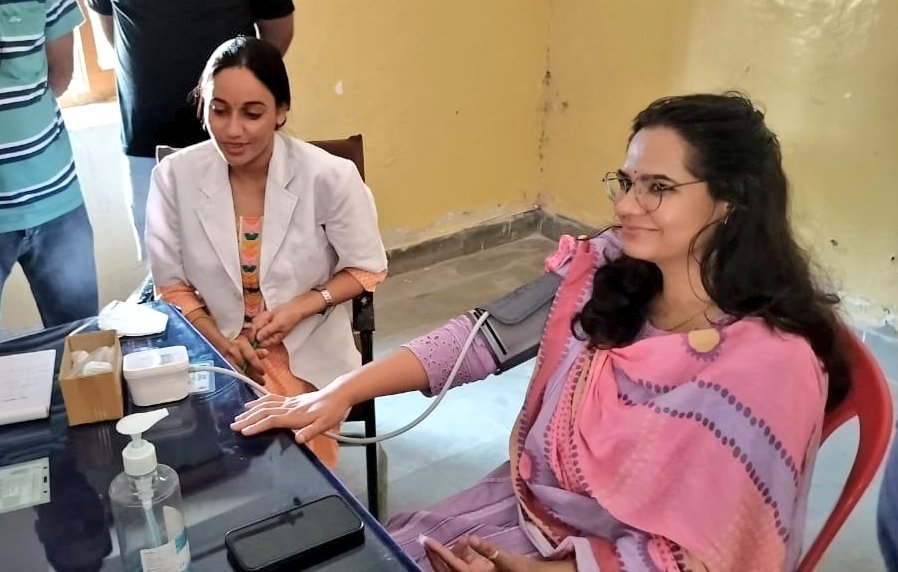 iecsgnr's tweet photo. #FitHealthCampaign के तहत #अनूपगढ़ एसडीएम प्रियंका तलानीया के नेतृत्व में सभी कार्मिकों ने हेल्थ स्क्रीनिंग करवा #आभा_आईडी बनवाई। उन्होंने बीसीएमओ डॉ. दिनेश कुमार के साथ सीएचसी का निरीक्षण कर आमजन से स्वास्थ्य सेवाओं का फीडबैक लिया
@Sos_Sourabh @Jksoniias
#iecsriganganagar #abha https://t.co/GfkmrFbpx3