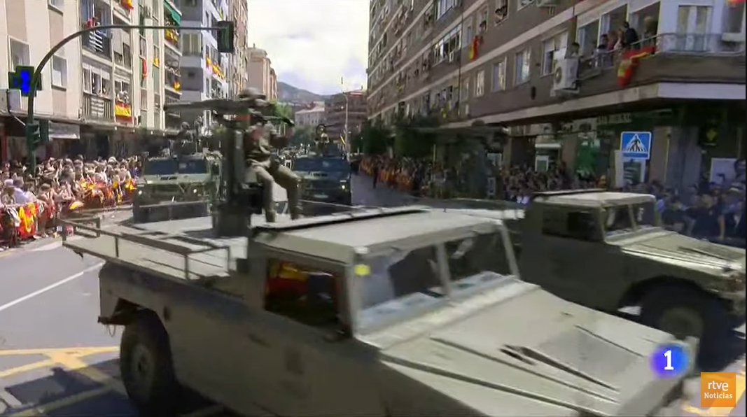 Janlyss's tweet photo. Pasean hoy por Granada máquinas de matar sofisticadísimas; la plebe trae a sus hijos, hace fotos, agita la bandera y grita "vivas", orgullosa del poderío militar como si fuera un juego o un deporte.
Hay que estar muy desconectado de los problemas del mundo...🤦
Sigo un poco más👇 https://t.co/o2N0rNZ1mV