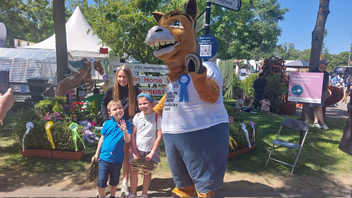 Conor the Capall has arrived at <a href="/BordBiaBloom/">Bloom</a> and the crowds are already happy to see him! Come and say hello our stand today at #Bloom23 and get your photo taken with Conor #dublinhorseshow