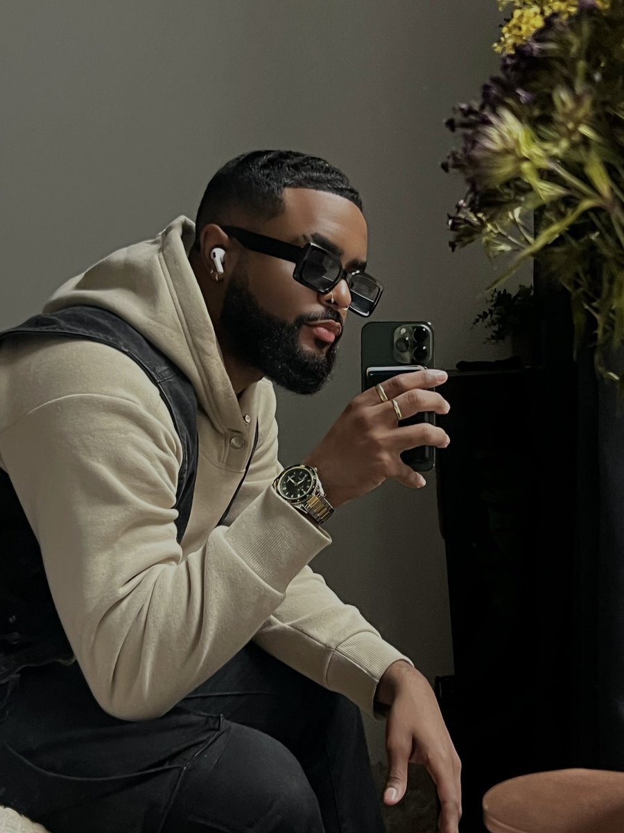 ChrisEcxel102's tweet photo. What can you tell us about dudes who like rocking this hair do?

Mnike #RipLesiba Loadshedding #2024IsOur1994 Menlyn Dineo Ranaka Londie Xhosa #PrideMonth #TrainAccident #XboxFreeCodeFriday https://t.co/q4aDbKYe1w