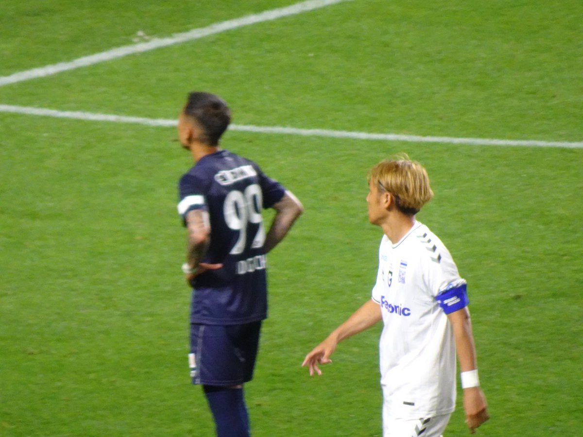 試合前の練習中は笑顔で挨拶してた2人だけど、試合中のニアミスは私の力量ではこれしか撮れず…😭
#宇佐美貴史　#井手口陽介 
#いつかまたガンバで一緒に