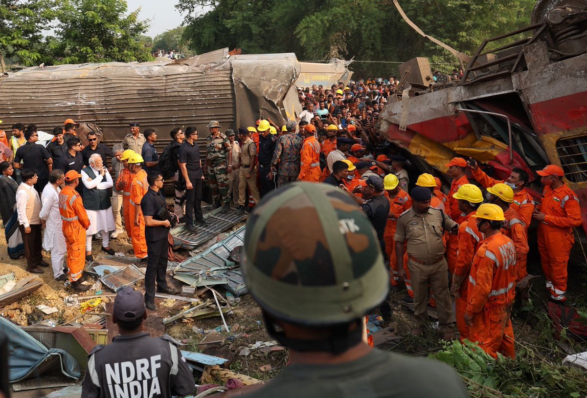 mygovindia's tweet photo. PM @narendramodi visited the site of the #BalasoreTrainAccident, taking stock of the situation. He interacted with the local authorities, disaster relief forces, and railways officials. https://t.co/WjSs5veSAl