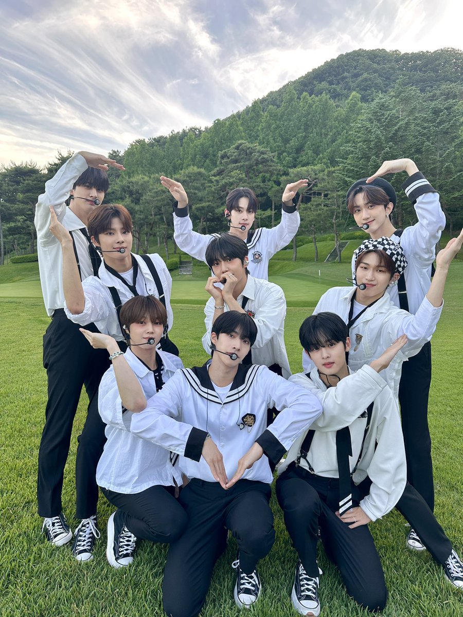 [📷]

유나이트의 두번째 서원밸리 자선 그린콘서트⛳️
더운 날 찾아와주신 유니즈를 향한 하트 발사〰️🩷

#YOUNITE #유나이트 
#빛_BIT_Part1 #WATERFALL 
#브랜뉴뮤직 #BRANDNEWMUSIC